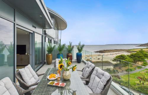 Skydeck at The Liner – Stylish 2-Bed / 2-Bath Top Floor with Panoramic Sea Views - Foto 1
