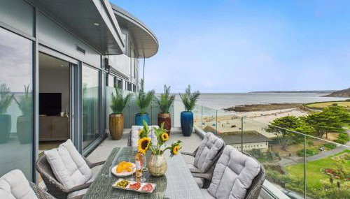 Skydeck at The Liner – Stylish 2-Bed / 2-Bath Top Floor with Panoramic Sea Views - Foto 1