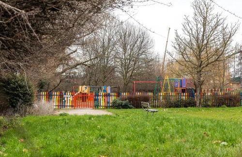 Luxurious 2 bedroom flat with parking and garden, 5 mins walk to train station and bus stop opposite property - Foto 26