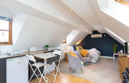 Stunning studio flat with dedicated private garden - Photo 10