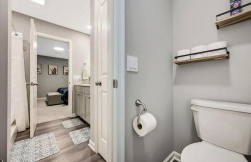 Modern 5BR, Kid-Friendly Home In Poconos with Pool Table - Foto 49