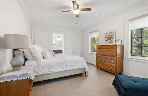 Stylish Mountain Retreat with Sunroom and Pergola - Foto 39