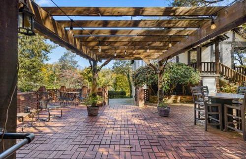 Stylish Mountain Retreat with Sunroom and Pergola - Foto 78