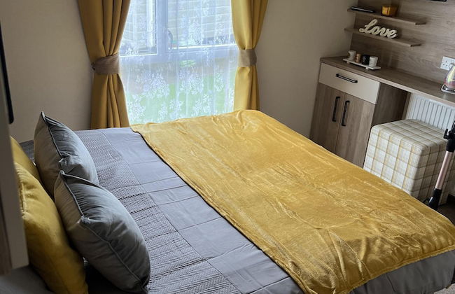 2 Bed Caravan - Sleeps 6 - Parking - Pets - Photo 3