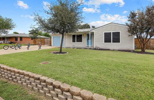 Adorable Southside ATM Cottage with Bikes, Pets OK - Photo 35
