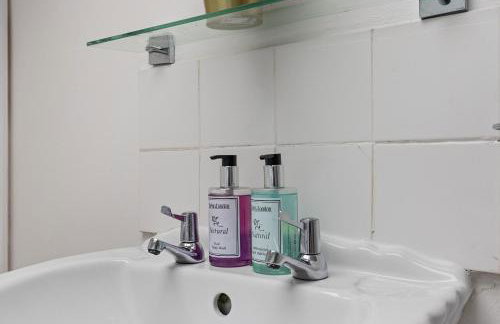 The Victoria - Quaint Victorian Home With Free Parking - Foto 12