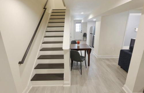 Pristine Petworth Family Home w Street Parking - Foto 32