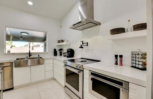 7 Mi to State Farm Stadium Family Home with Pool - Foto 7