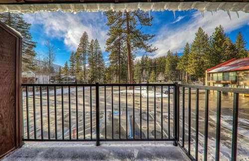 Charming Queen Studio Deluxe w/Balcony #233 at Donner Lake Village - Foto 8