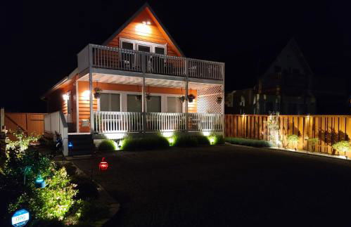 Sunkissed 3BR beach getaway - dog-friendly fenced yard, firepit, glimpse ocean views, near beach access, sleeps 8 - Foto 27
