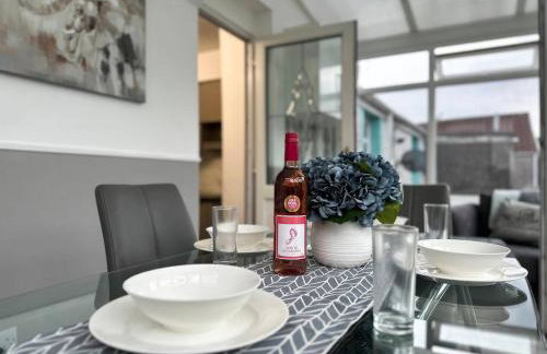 Sleek Skyward Serenity 2bed w Pool Table - Ystrad - Foto 18