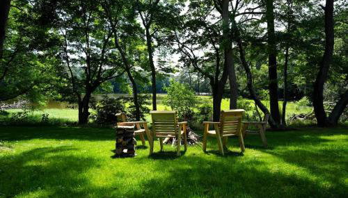 Luxe 2BR Cabin with Deck and Creek View - Working Farm - Foto 2, Garden, Garden view