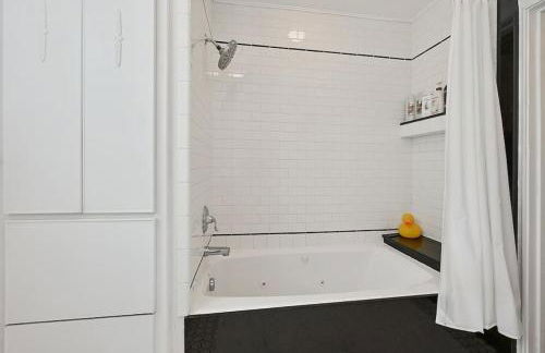 Whimsical Bluebird Cottage Hot Tub Patio Pet Friendly Central Location - Foto 17