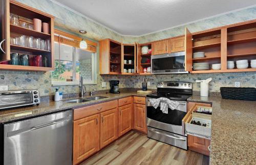 Arvada Retreat + 6 BD + Movie Theater - Photo 23