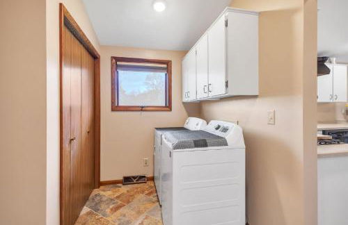 Serene Riverside Retreat home - Foto 30