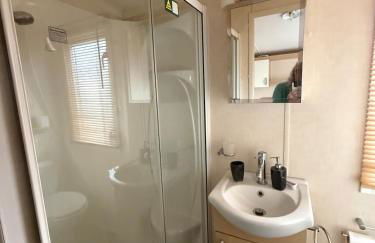 Lovely Serenity 1 and gorgeous Serenity 2 are 3 bedroom 2 bathroom caravans - Foto 14