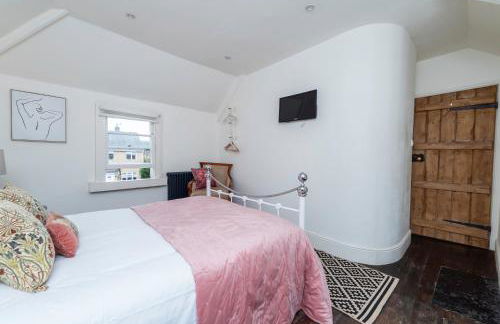 Heron Stays Bath- Historic Pub Retreat, Original Beams, Parking, Sleeps 9, 3 Miles to Bath Central - Photo 16