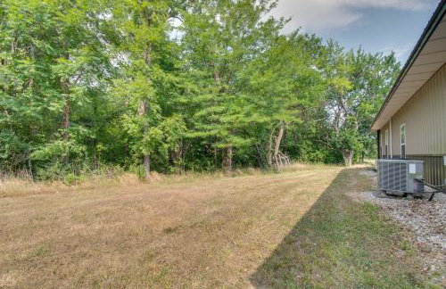 Tranquil La Prairie Retreat with Patio and Fireplace! - Foto 24