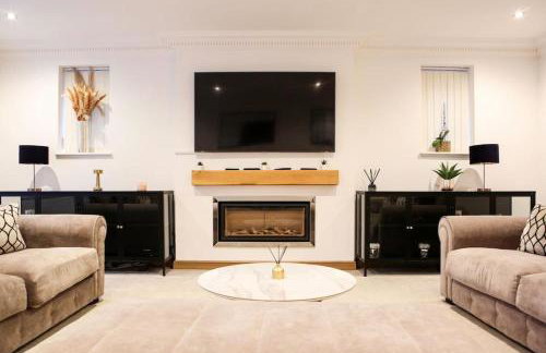 Hot Tub/Football Court/Sleeps 12/Luxury Villa - Photo 2