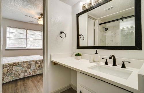 Near Globe Life and ATandT! Convenient Unit with Patio - Foto 15