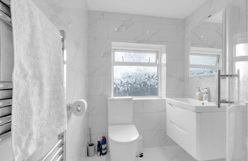 4 Bed - Sleeps 8 - Free Parking - Garden - Foto 8