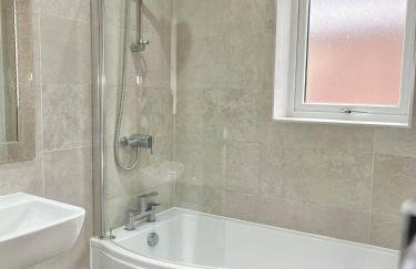Ideal 4-bed home sleeps 7 - Nr Trafford Ctr & M60 - Foto 12