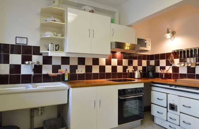 Large Hunting Lodge With Enormous Beautiful Garden - Photo 11