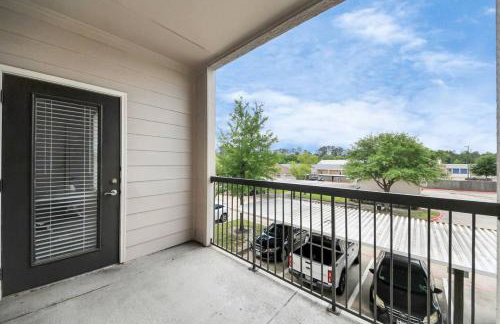 LUX Resort Inspired 2BR Near Houston Pool Gym - Foto 12