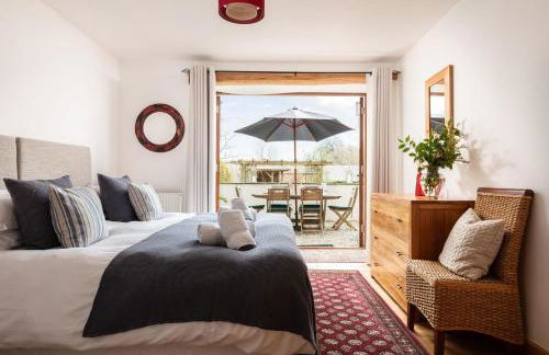 Threshing Barn at East Trenean Farm -Stunning Cornish Cottage sleeping 6 with hot tub, private garden, rural views and EV facilities - Foto 18