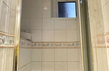 3 Bedroom House with a Private Garden - Foto 11