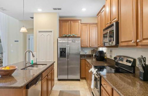 Spacious Vacation Home with Pool & Jacuzzi Near Disney - Foto 10