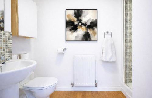 Stylish 3 Bedroom House - Excellent Location - Free Parking, Garden, Fast Wifi, Work Space and Self-Check-In by Yoko Property - Foto 4