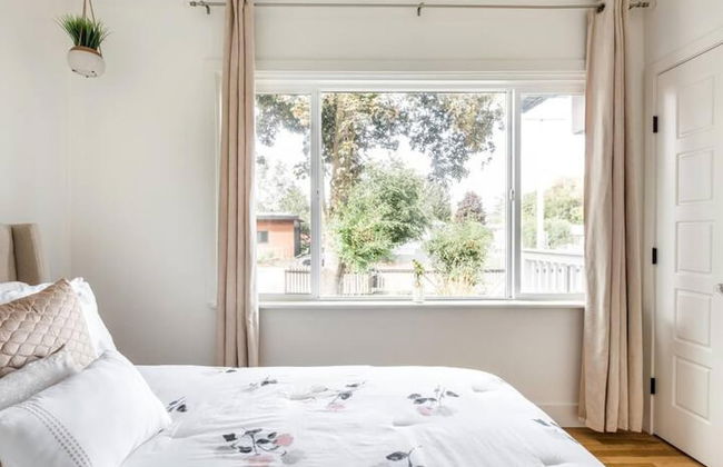 Gorgeous Bungalow With a Backyard Deck - Photo 39