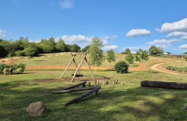 Bright & Cozy 3 Bed House with Parking - Photo 12