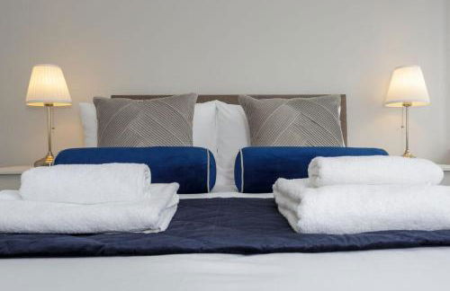 Castle View - 2 Bed Stylish Coastal Port Solent Retreat with Views! Parking, Sleeps 6 - LONG TERM STAY WINTER SPECIAL OFFER- By Blue Puffin Stays - Photo 4