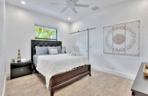 Lynoras Luxe Estate 3 bedroom 3 bath with Modern Design and Heated Pool - Foto 31