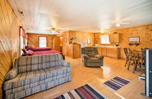 The Burgundy Cabin Iowa Retreat Pond and Fire Pit - Foto 7