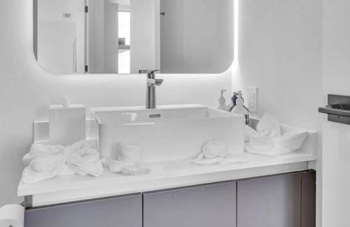 Modern 1 Bed Condo across from Bayside in Downtown - Foto 11