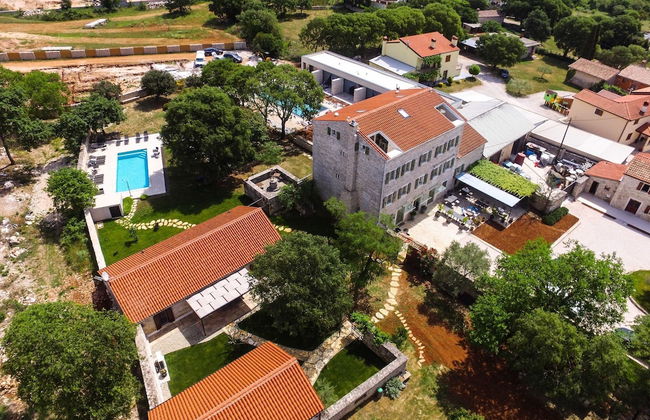 The Poolside Stone House in Bale - Foto 50
