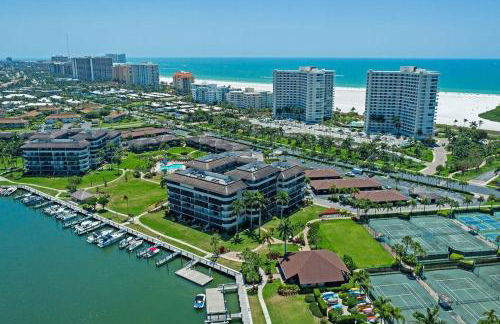 Walkout condo with beach access, pool and pickleball - Foto 39