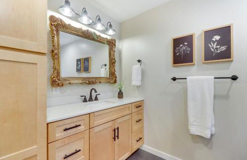 Modern Lakeside Cabin with Mountain Views and Hot Tub! - Foto 16