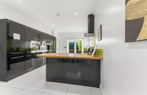 Perfect Booking 4 Bed Home in Cheltenham - Photo 20