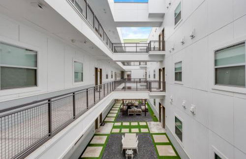 Snappy loft style 2BR I Gym I Parking I Workspace - Photo 23