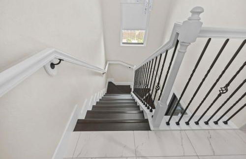 Luxe Pool Home minutes from the beach! - Photo 4