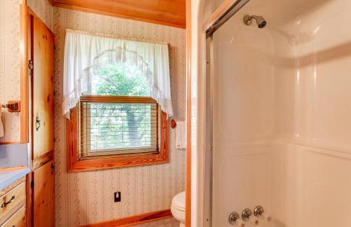 Spacious Riverfront Cottage with Dock in Green Pond! - Foto 18