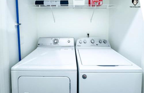 The Stallion #103 - Walk to Attractions - Modern 2BD Loft in Downtown with Patio - Foto 21