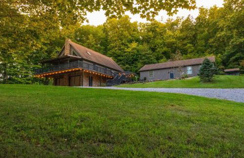 Shady Point Retreat with Hot Tub and Pickleball! - Foto 1