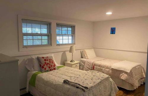 Renovated and Spacious Summer Home with Water View - Foto 13