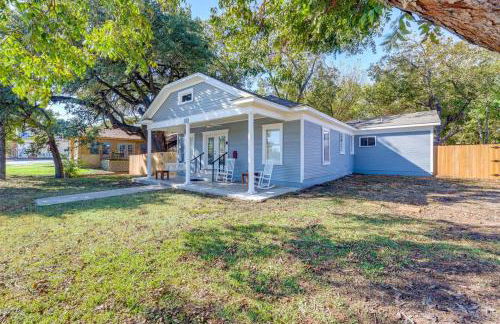 Walk to Downtown Shops and BBQ Home with Fenced Yard - Foto 5