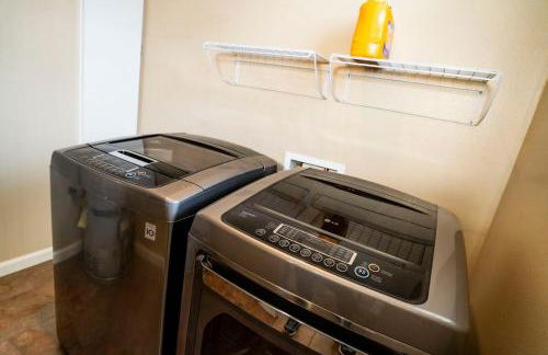 Eat-Sleep-Stroll-Repeat! Walkable Midtown 2BR Home - Foto 7